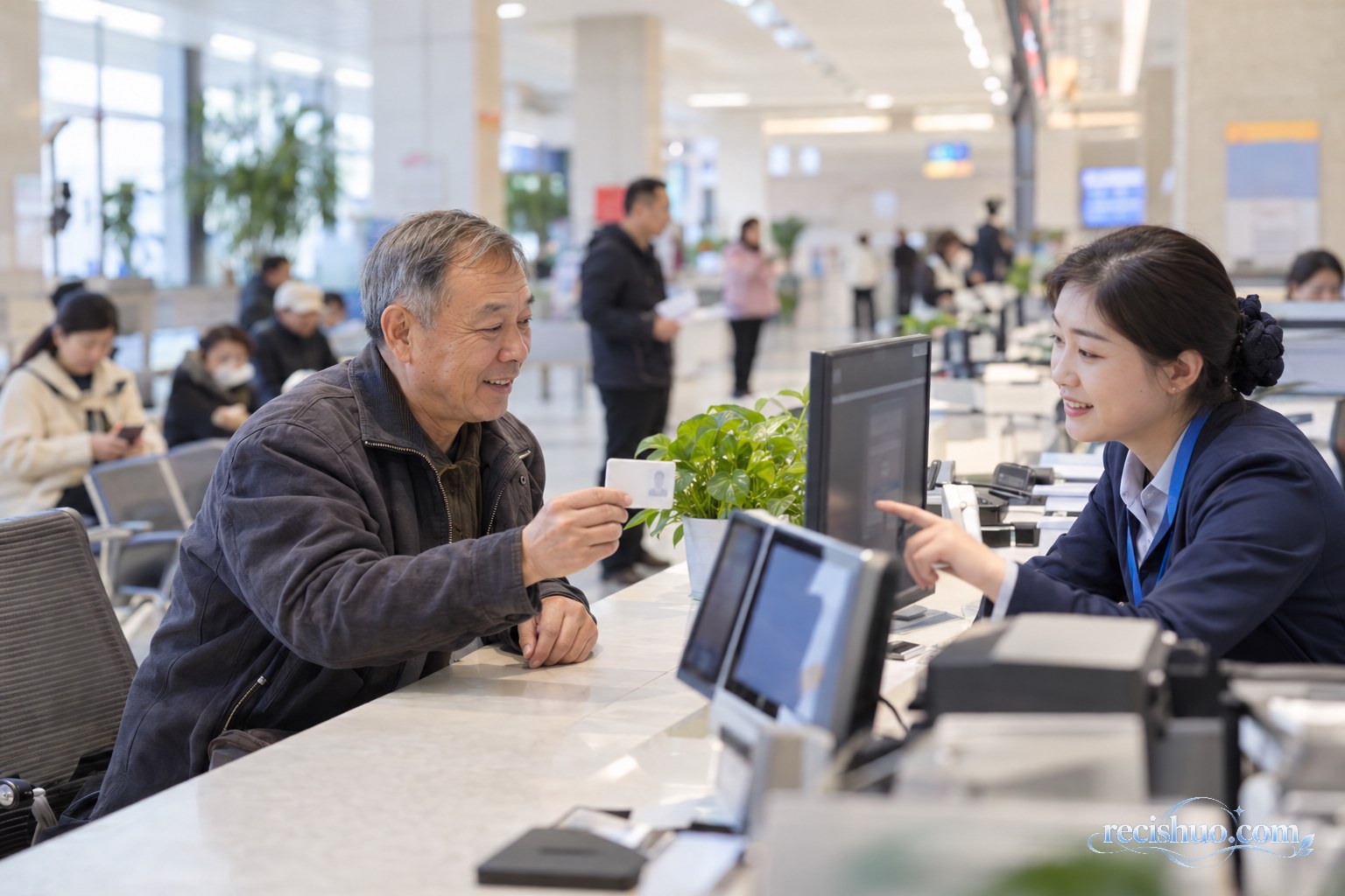 临近退休人员在政务服务大厅持身份证办理业务
