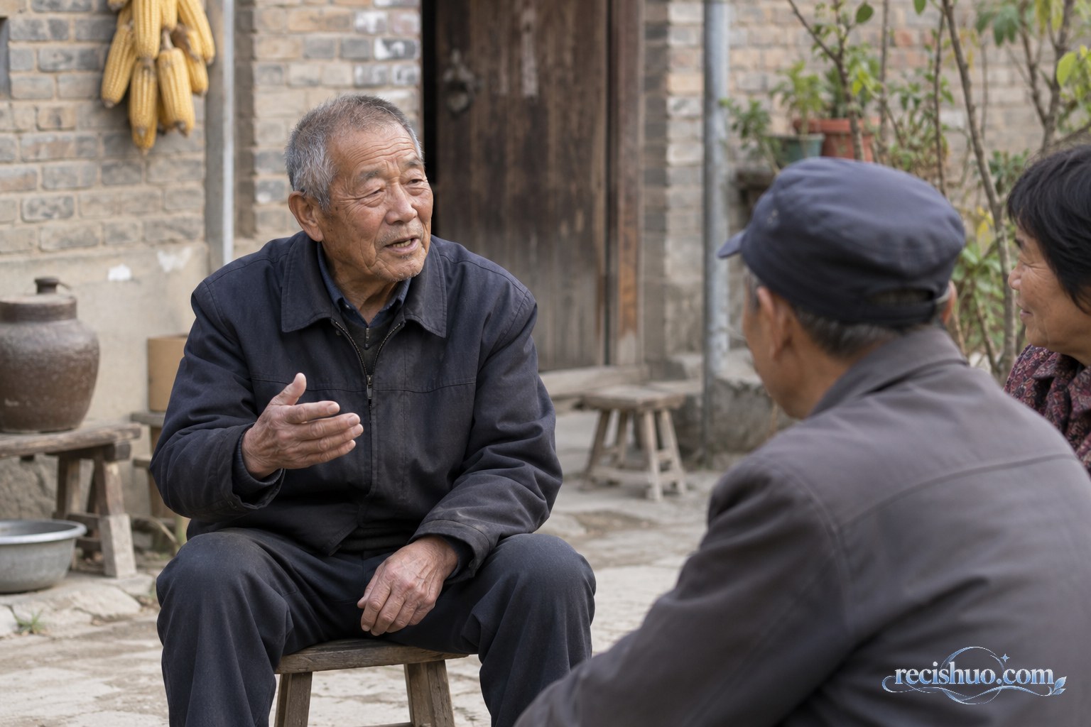 山东乡村院落里一位老人坐在木凳上与邻里自然交谈