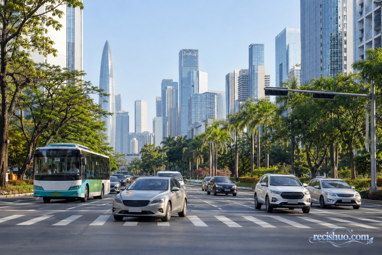 深圳现代城市道路上车辆与公交车安静有序通行