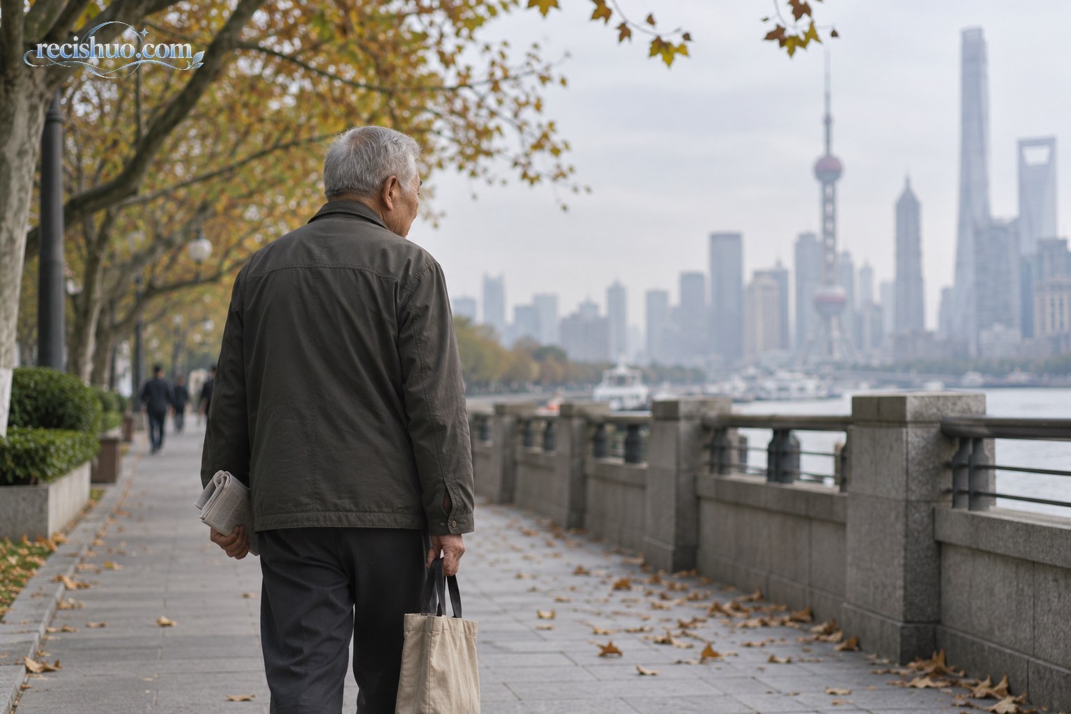 秋日上海江畔,一位手持报纸和布袋的白发老人背对镜头缓步前行