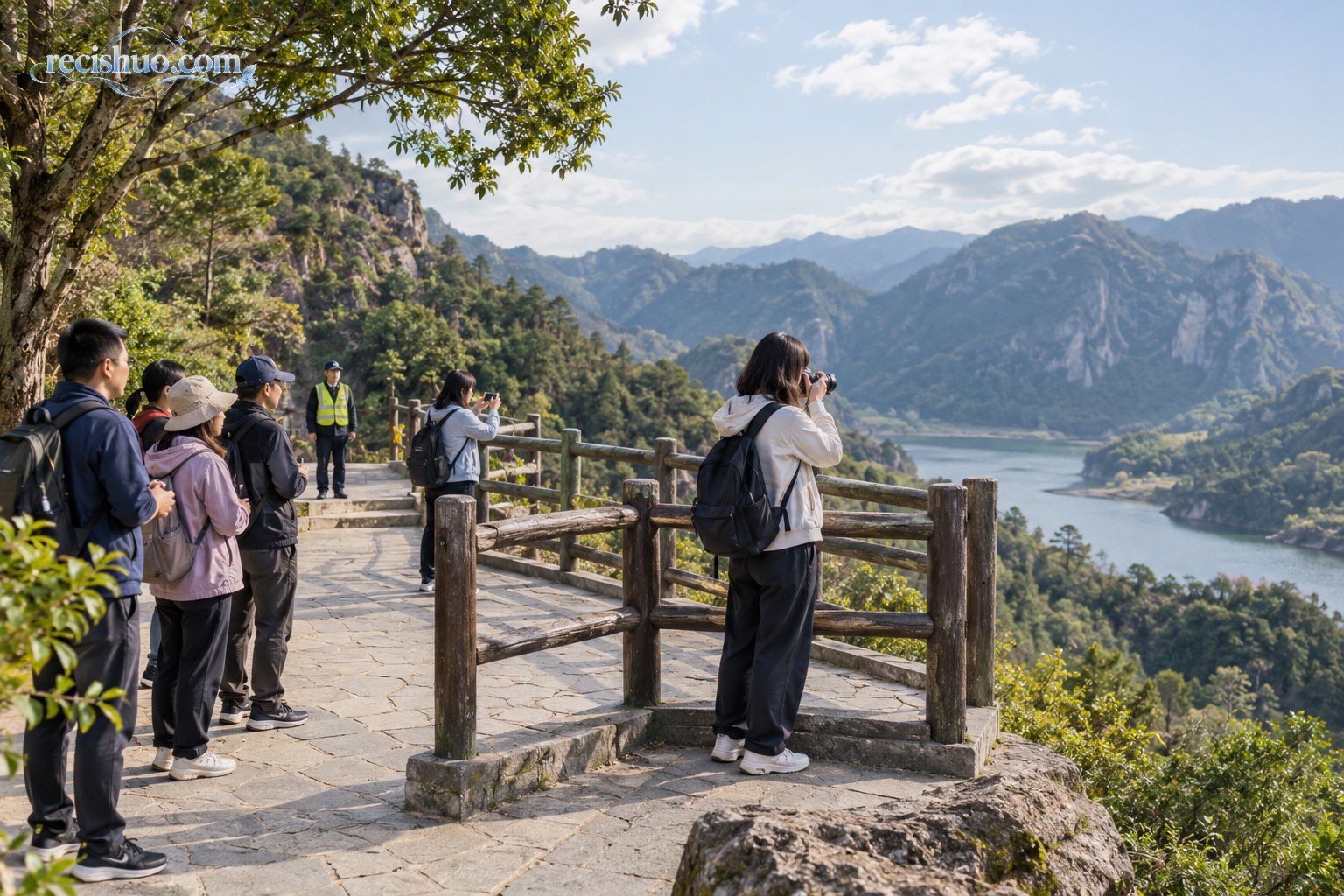 游客在设有防护栏的观景平台内有序拍照取景
