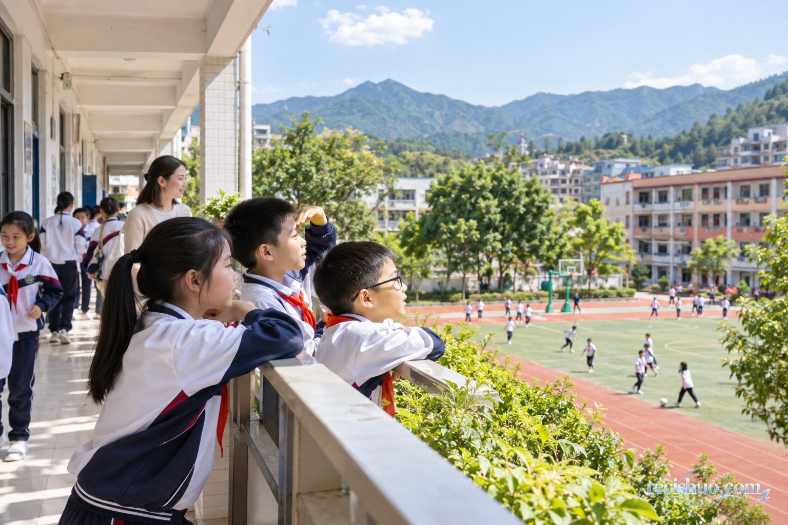 云南山地校园内,小学生在课间眺望远处并参加户外活动