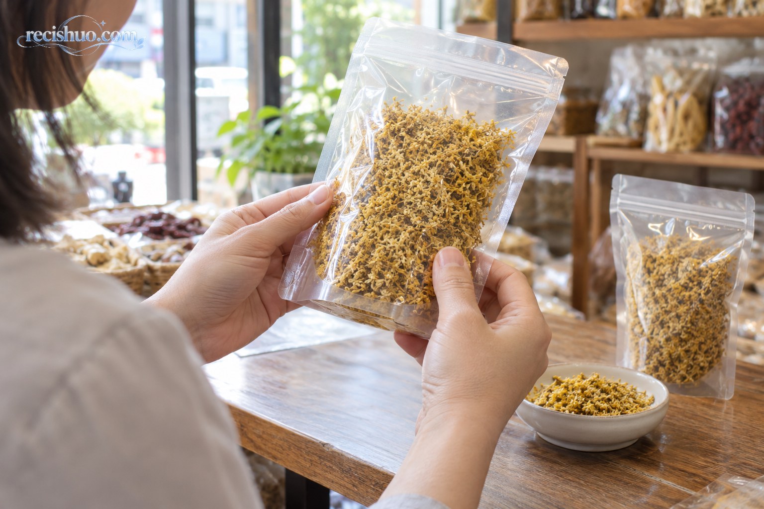 消费者在干货店内观察袋装干桂花的色泽与包装状况