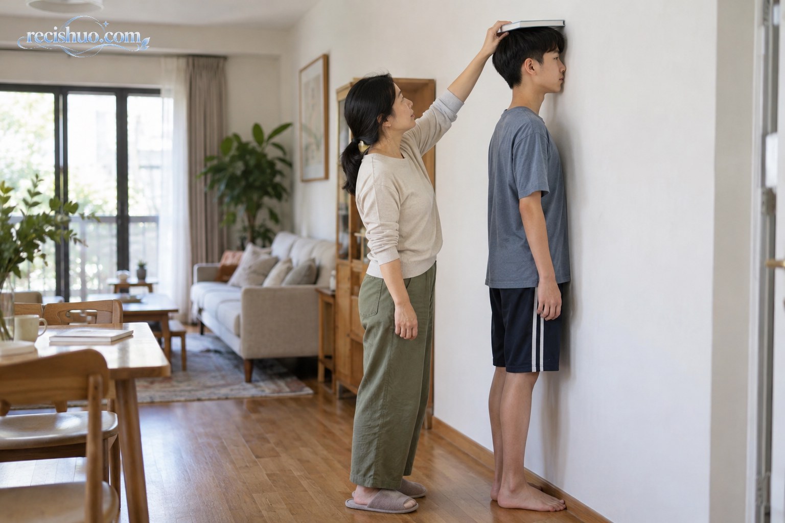 母亲用书本帮助少年靠墙测量身高