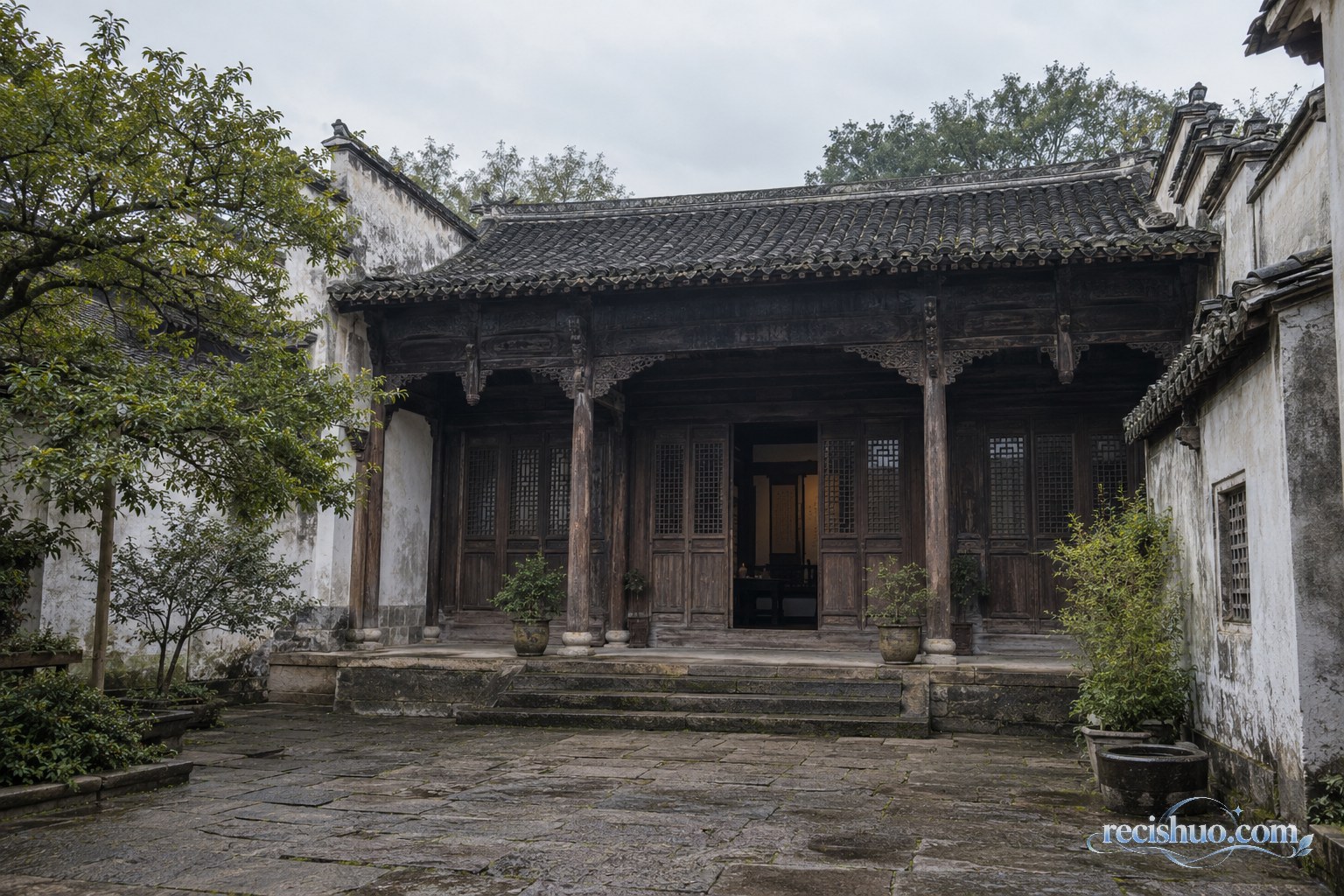 阴天自然光下的江南传统木构古宅院落全景示意