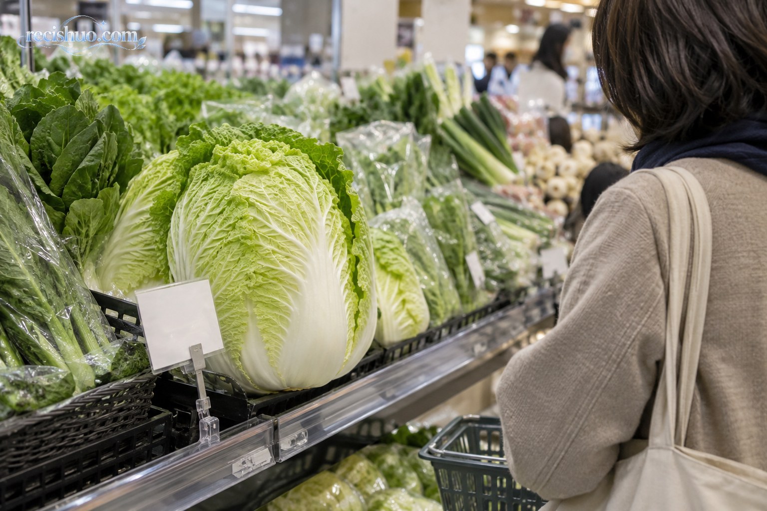 日本超市生鲜区内,消费者驻足查看货架上的整棵白菜