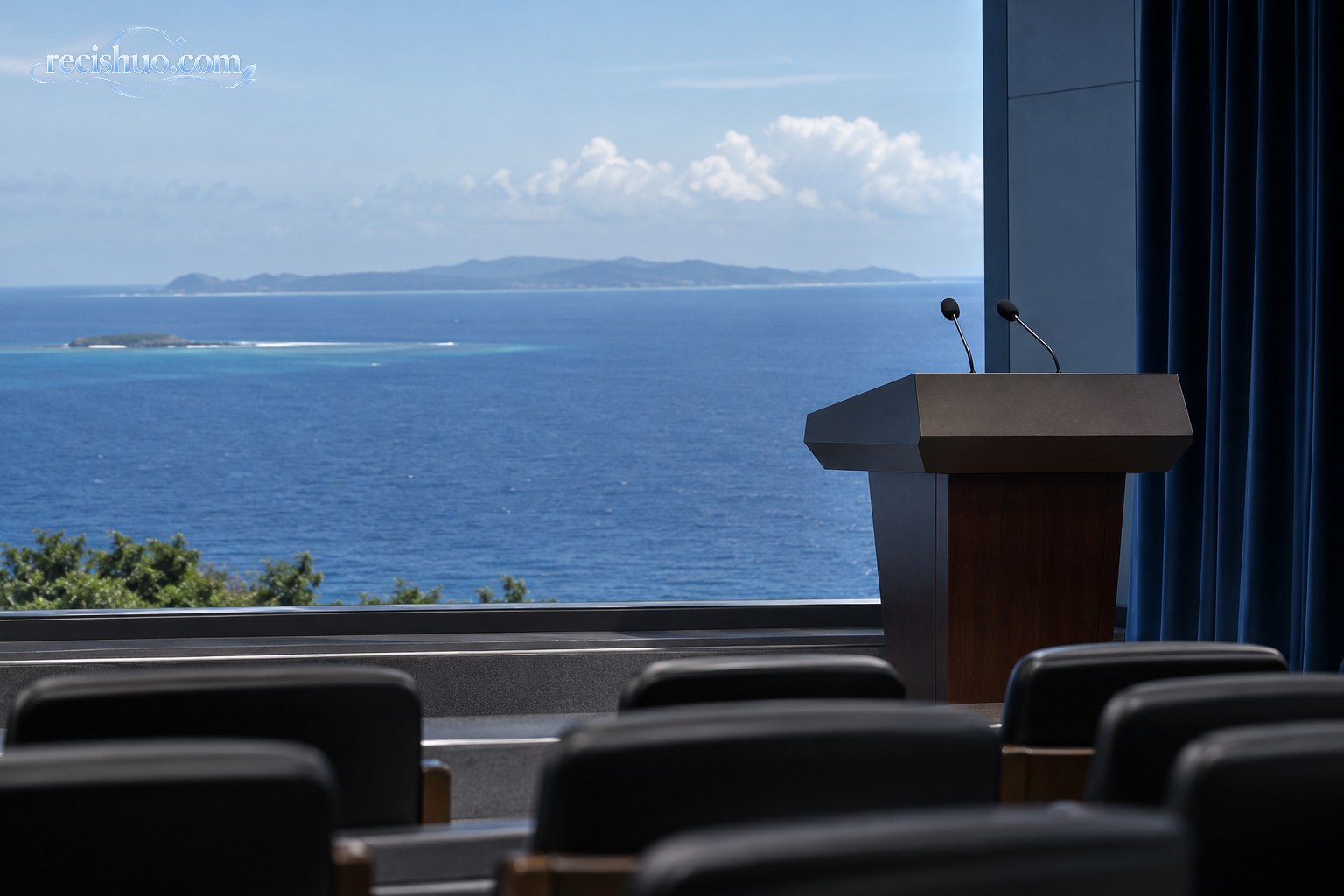 面向海域的空置新闻发布台与会场座椅