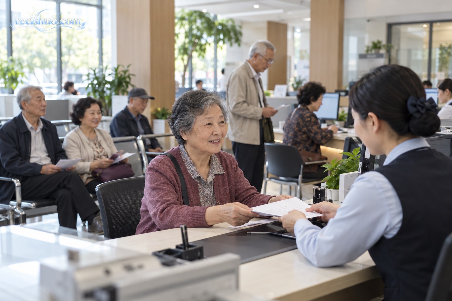 社区便民服务中心内,多位中老年居民有序办理社会保障相关事务