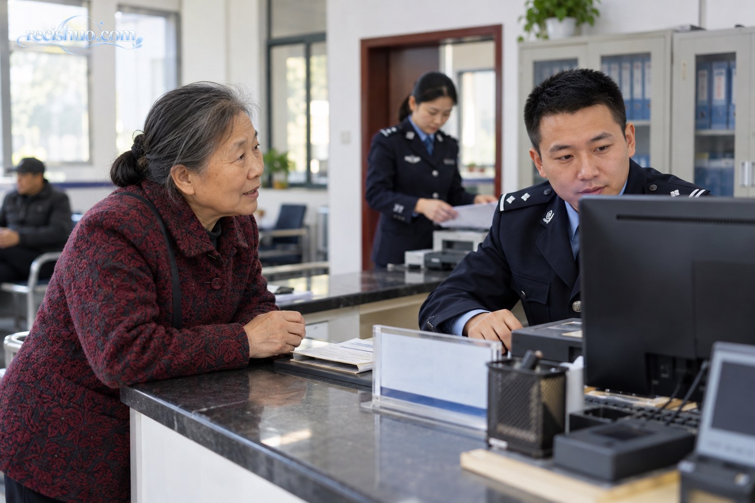 老人来到派出所服务窗口向民警求助