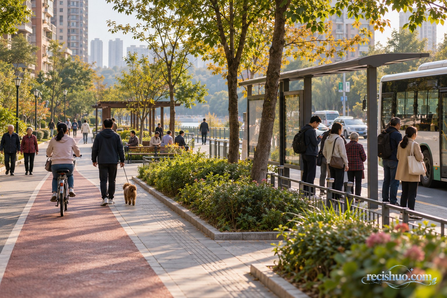 城市社区绿道、公交站与居民日常活动共同构成的公共生活场景