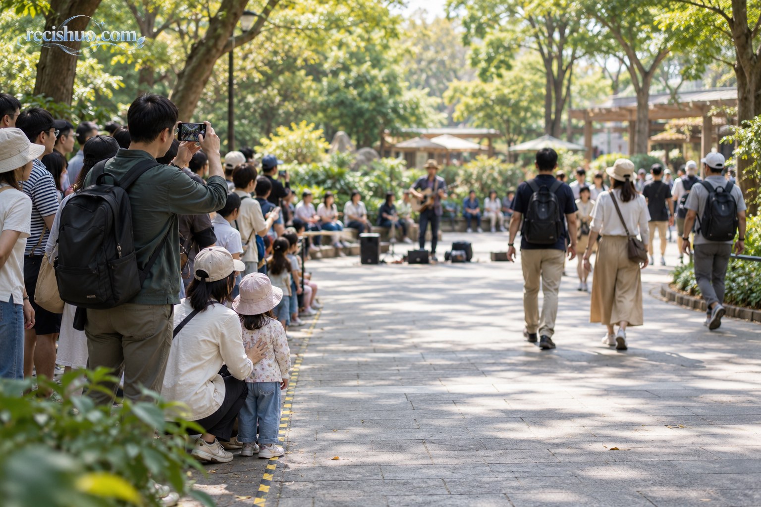 游客在园区步道一侧文明观看并为行人留出通道的示意场景