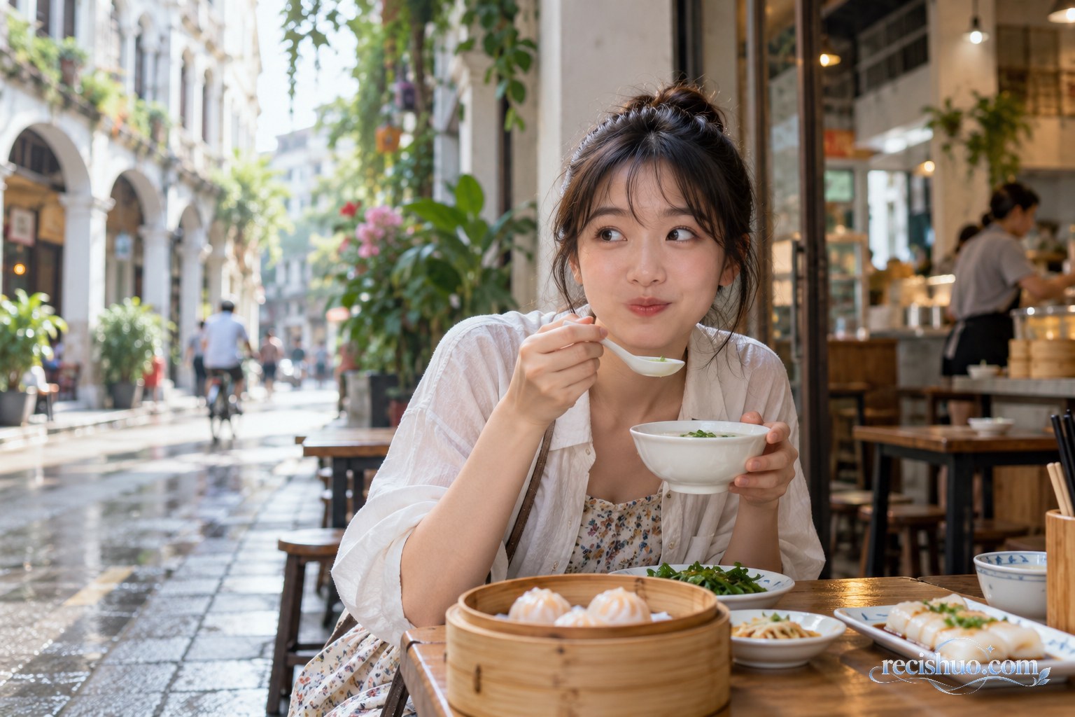 年轻女子在南方城市街边早餐店品尝清淡早点,神情克制又略带幽默
