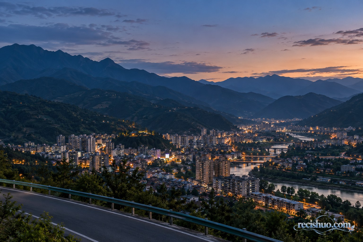 傍晚群山环绕的四川山地城镇全景,建筑与道路正常亮灯