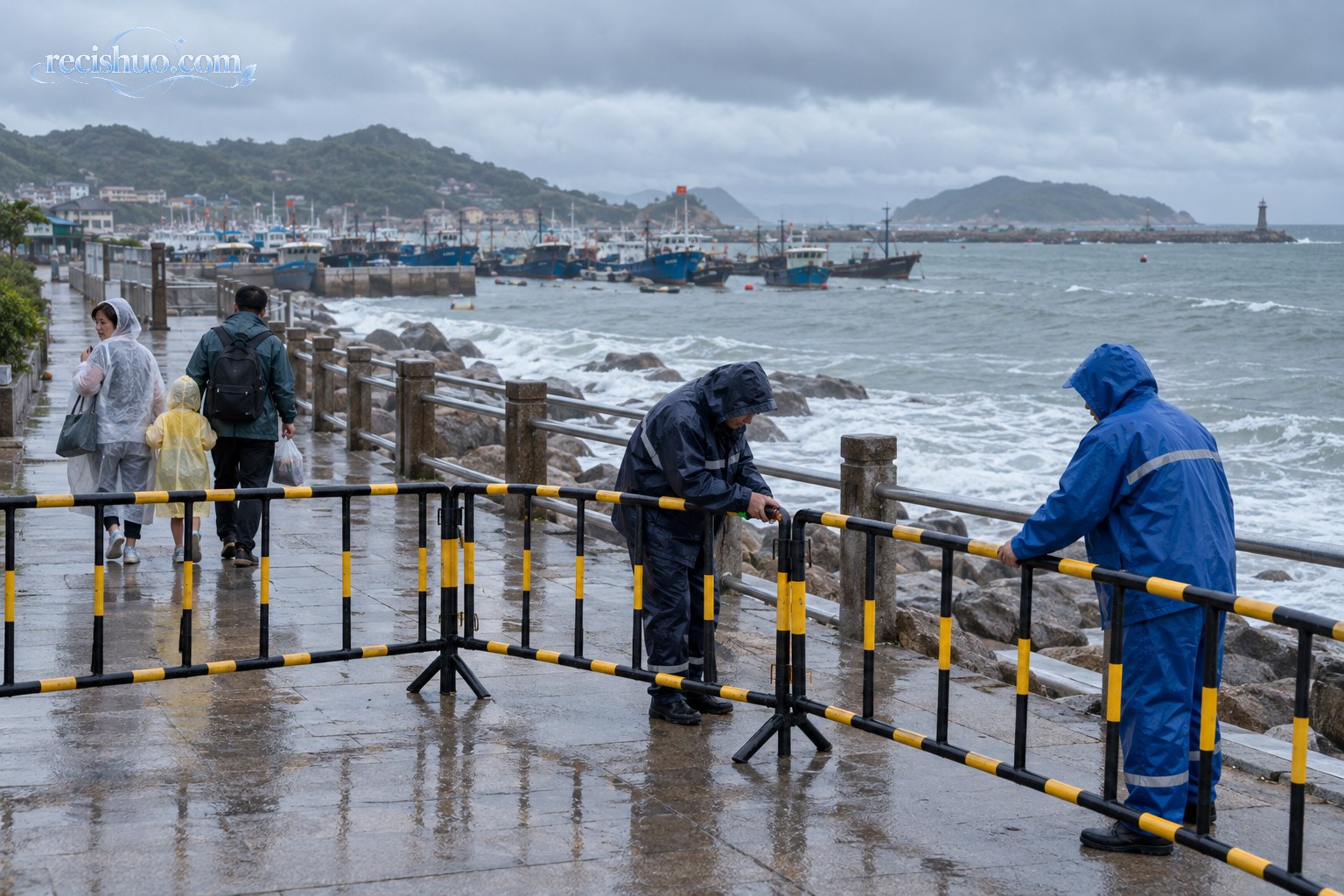 工作人员在风雨来临前封闭海堤步道,居民主动离开海边
