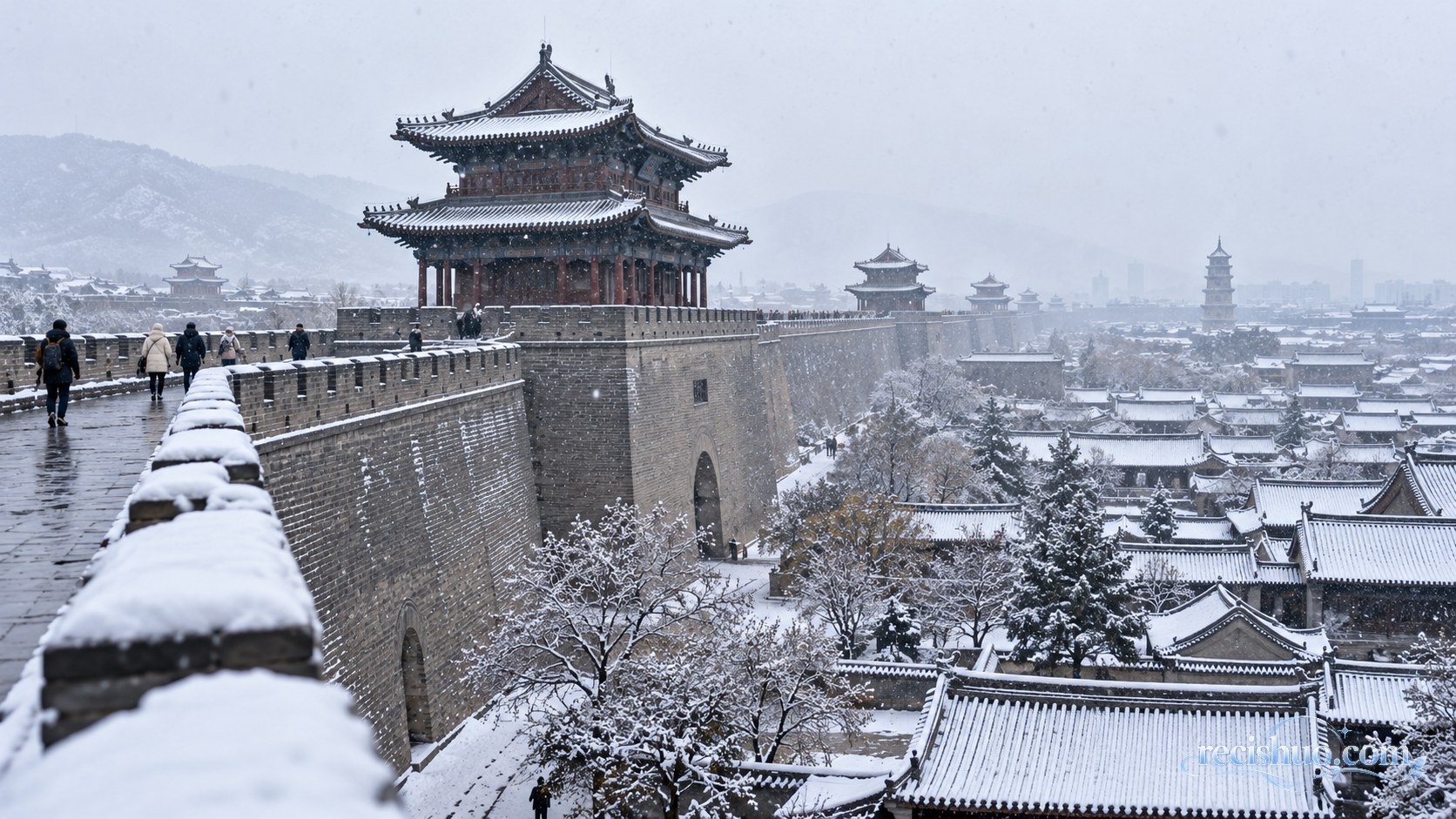 初雪覆盖大同古城墙与传统屋顶，游客沿城墙步道缓慢行走
