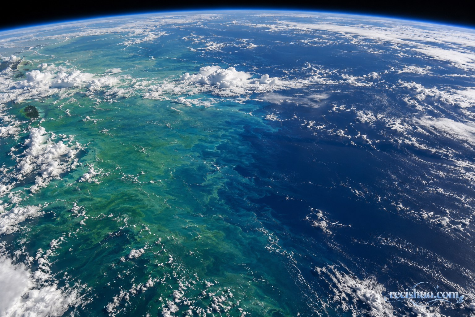 高空视角下赤道太平洋海面由偏绿色逐渐过渡为深蓝色