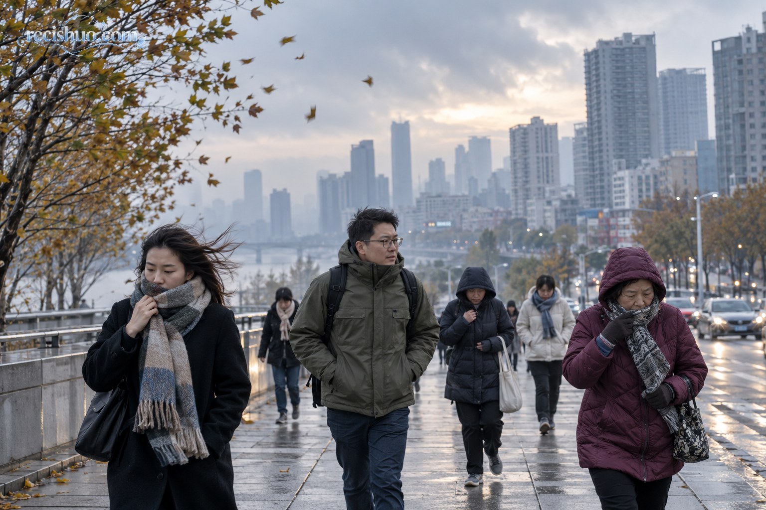 冷空气影响下，穿着厚外套和围巾的市民在清冷城市街头出行