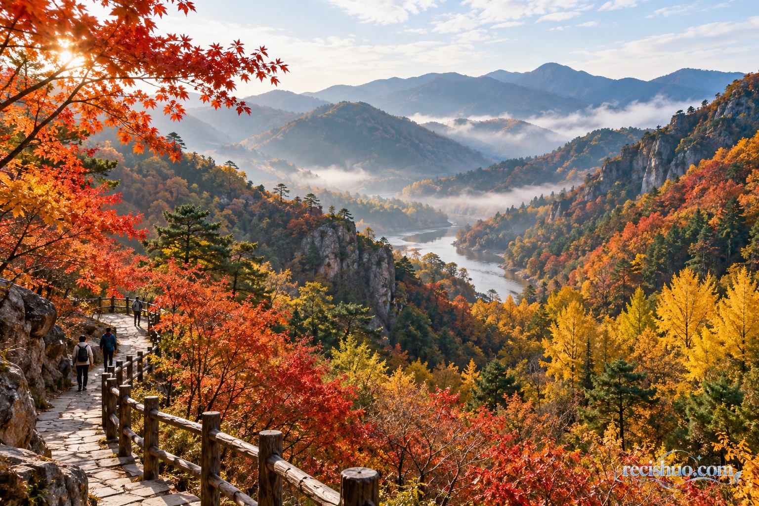 秋色山谷层林尽染,游客沿山间步道欣赏红叶与远山薄雾
