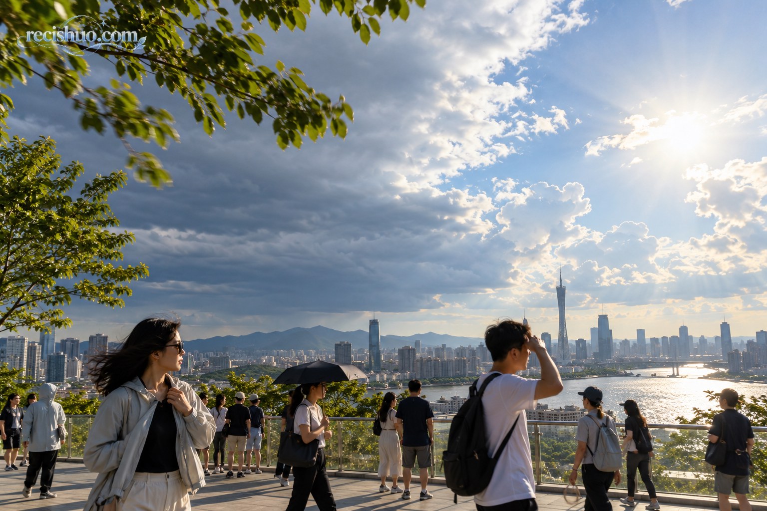 冷云与阳光同时笼罩南方城市,街头行人穿着短袖和薄外套呈现冷热反差