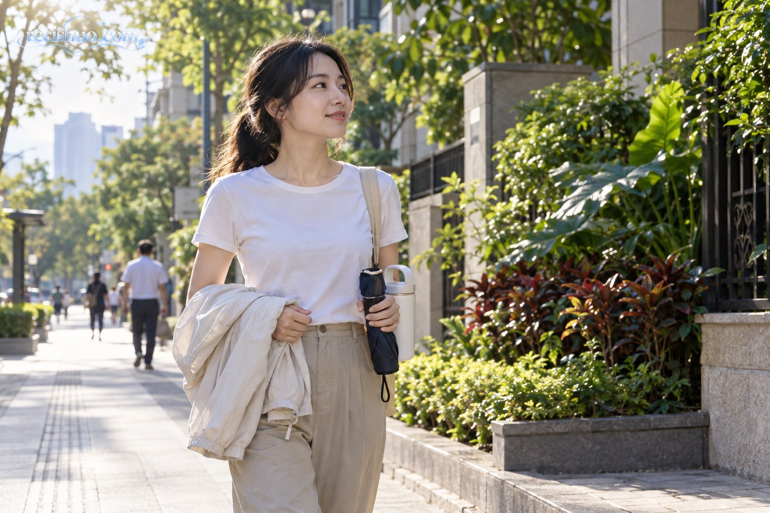 广东秋日晨光下，市民携带薄外套、折叠伞和水杯出门
