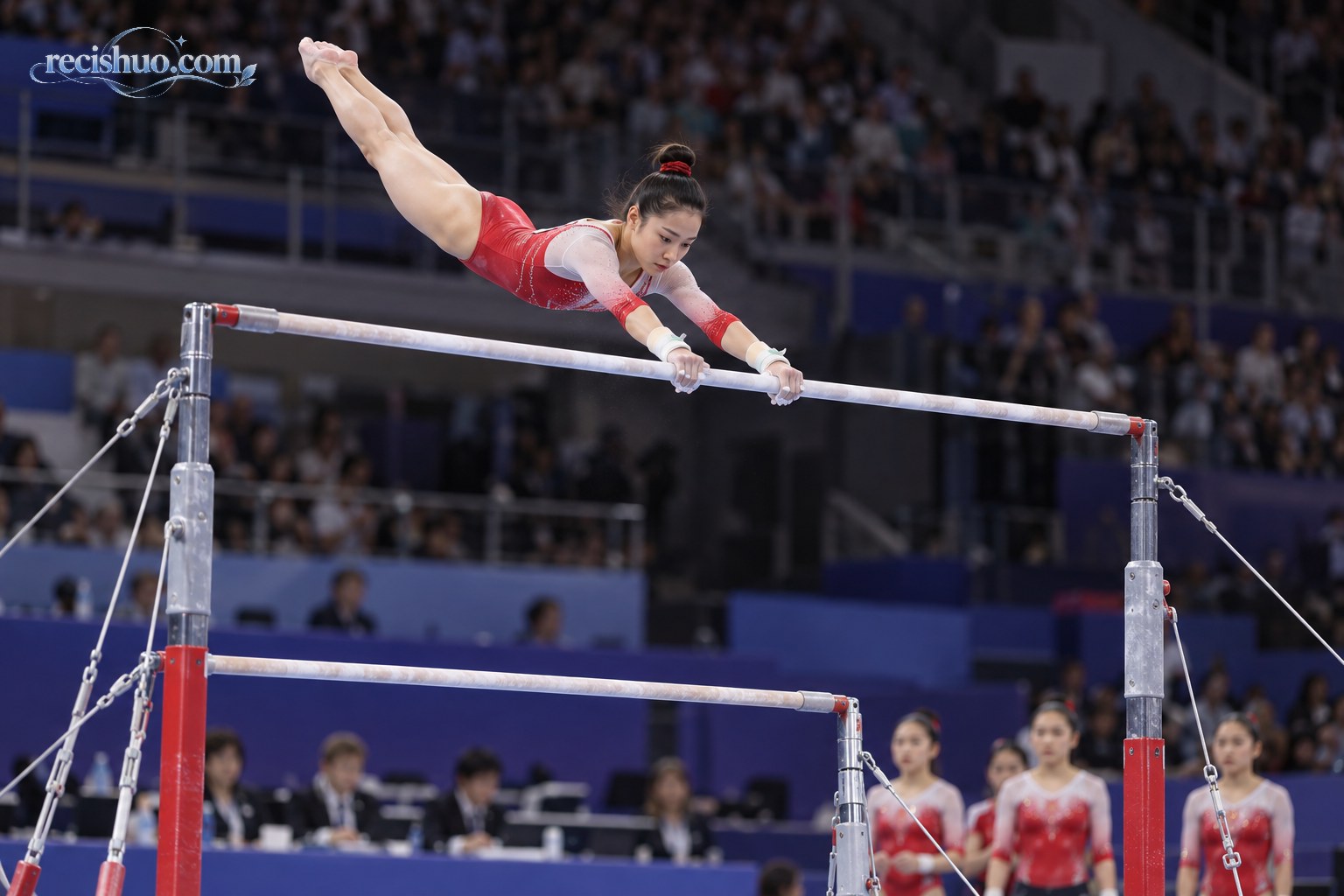 中国女子体操运动员在高低杠上完成动作、队友在场边观看的比赛场景