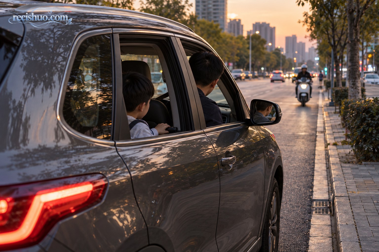 傍晚城市道路上,驾驶员回头观察后方来车,儿童坐在后排等待下车