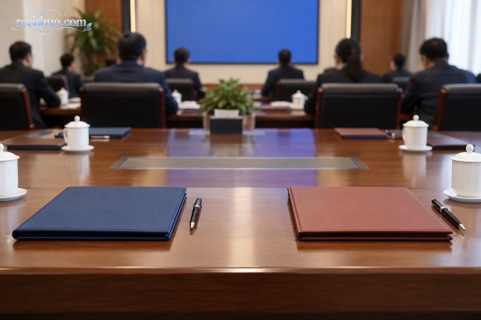 庄重会议室内摆放整齐的文件夹和会议用品