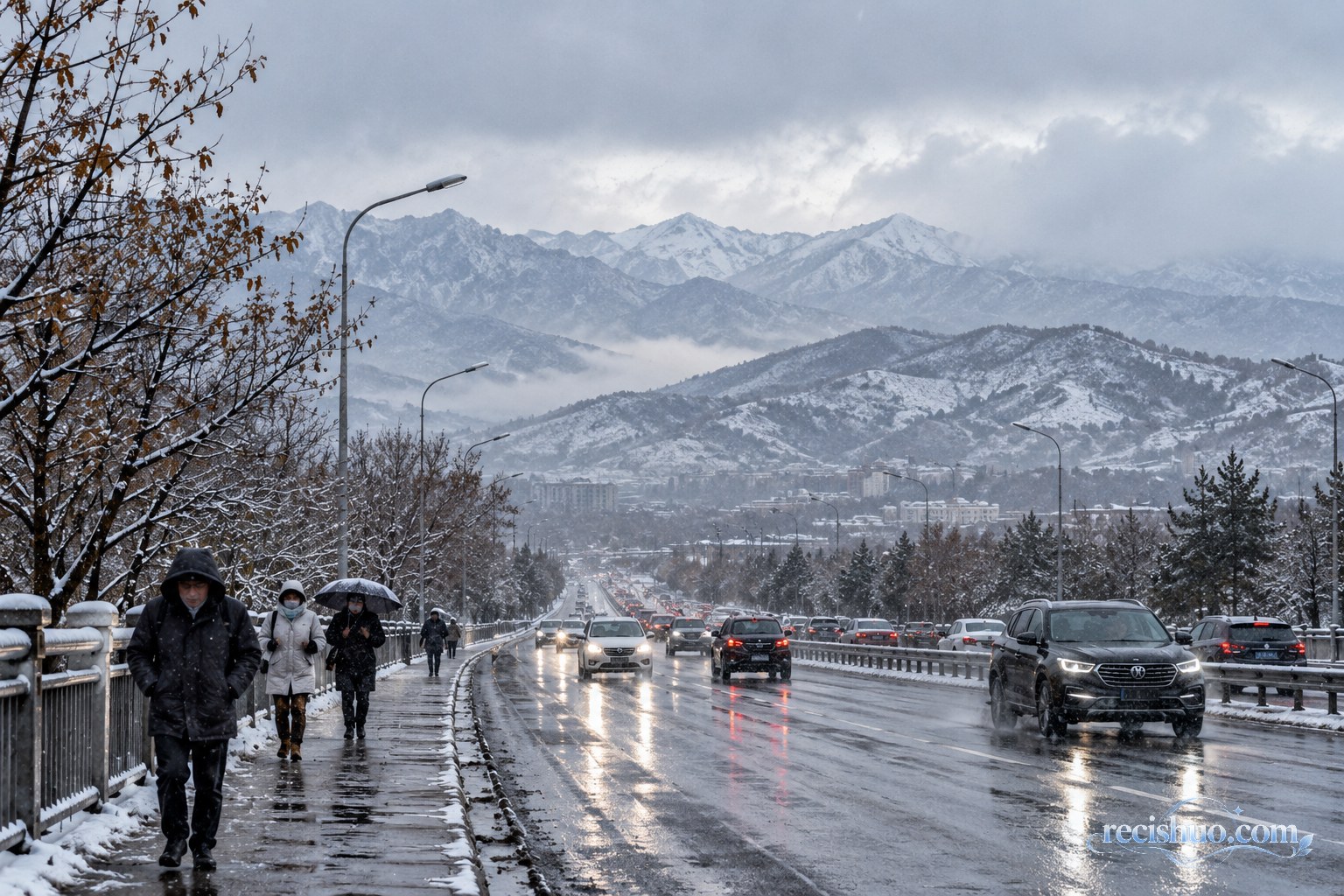 阴云下的北方城市道路出现雨雪天气，远山和路边覆盖薄雪，车辆与行人谨慎通行