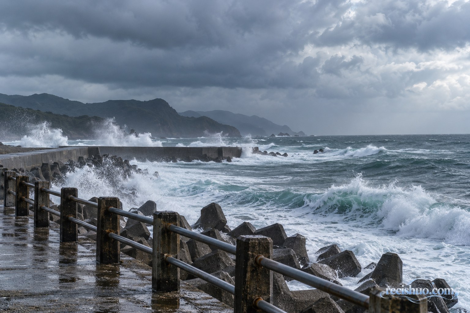 厚重雨云下，连续涌浪拍打近岸防波堤和湿滑护栏