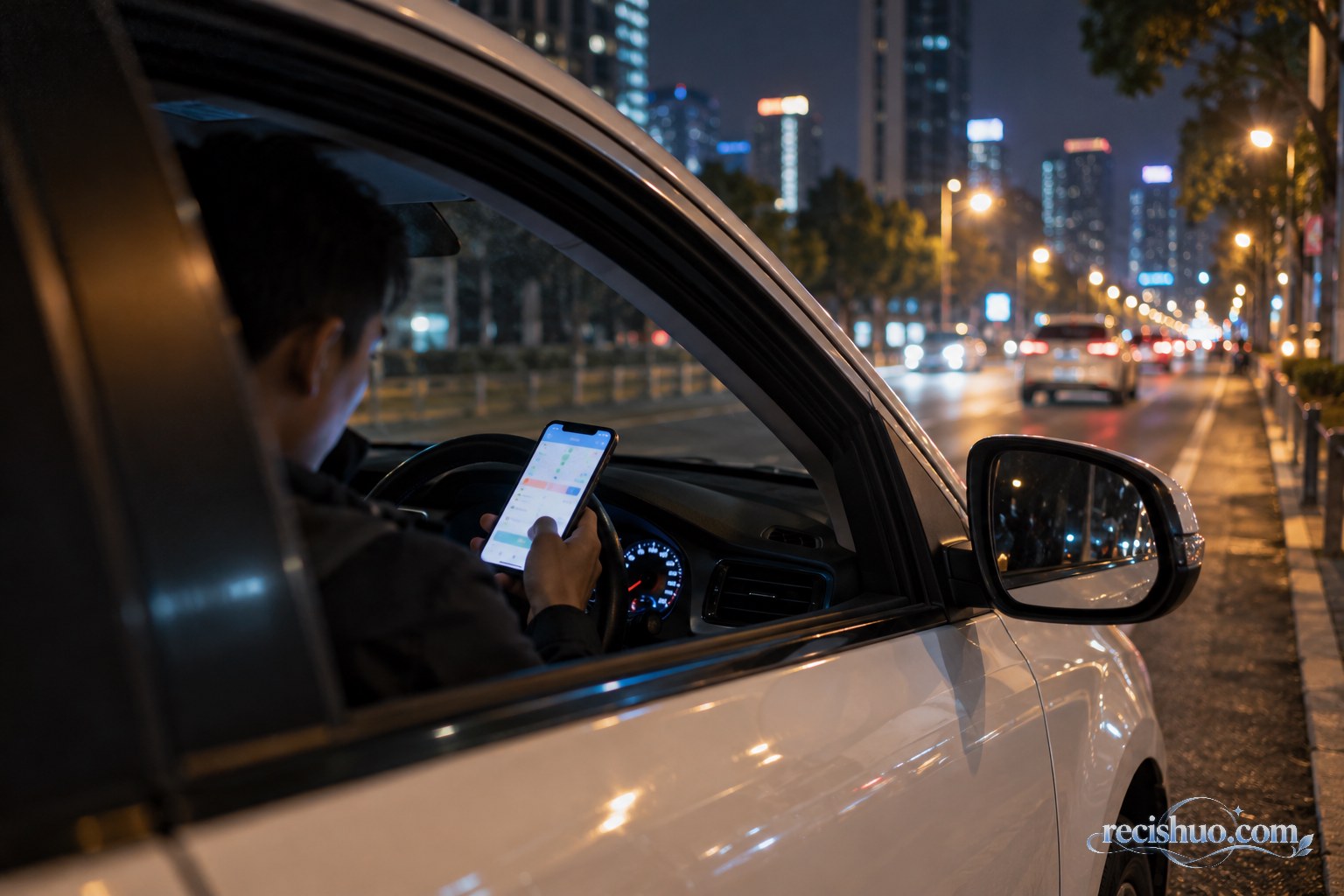 夜间城市道路旁,顺风车驾驶员在停靠车辆内查看手机订单信息