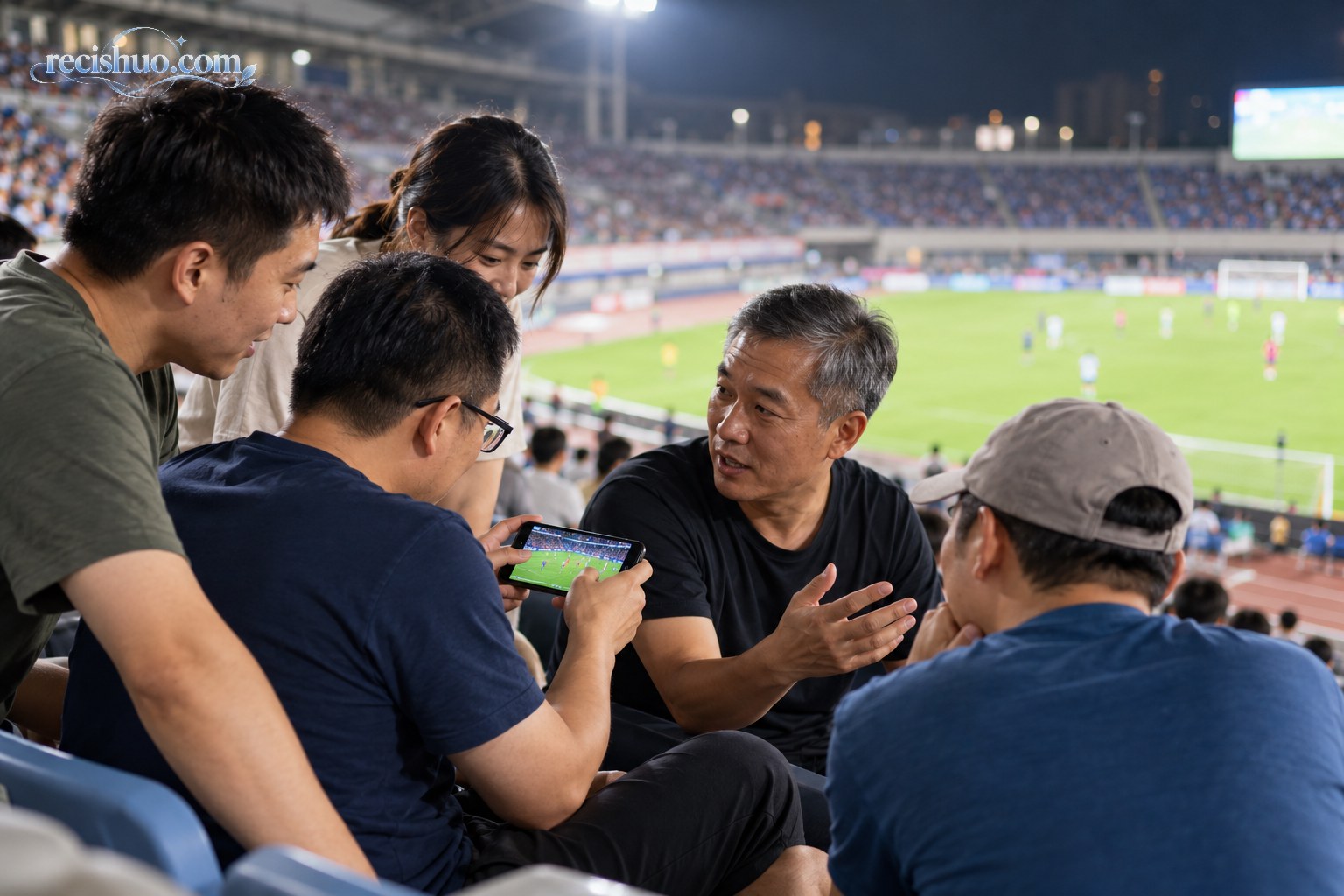 球迷在足球场看台上回看画面并交流比赛细节