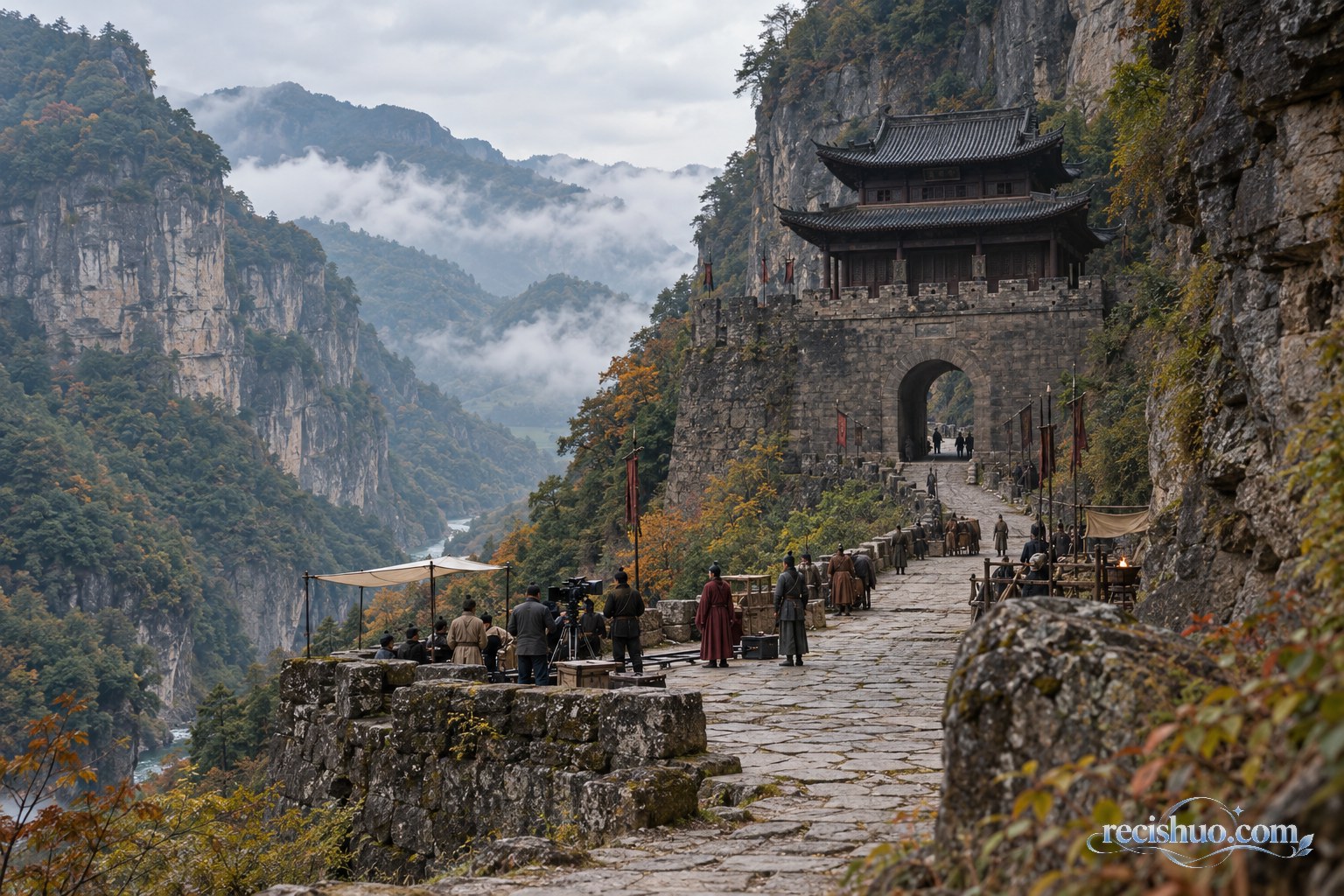 云雾笼罩的剑门关古道旁，古装剧组正在山间布置拍摄设备