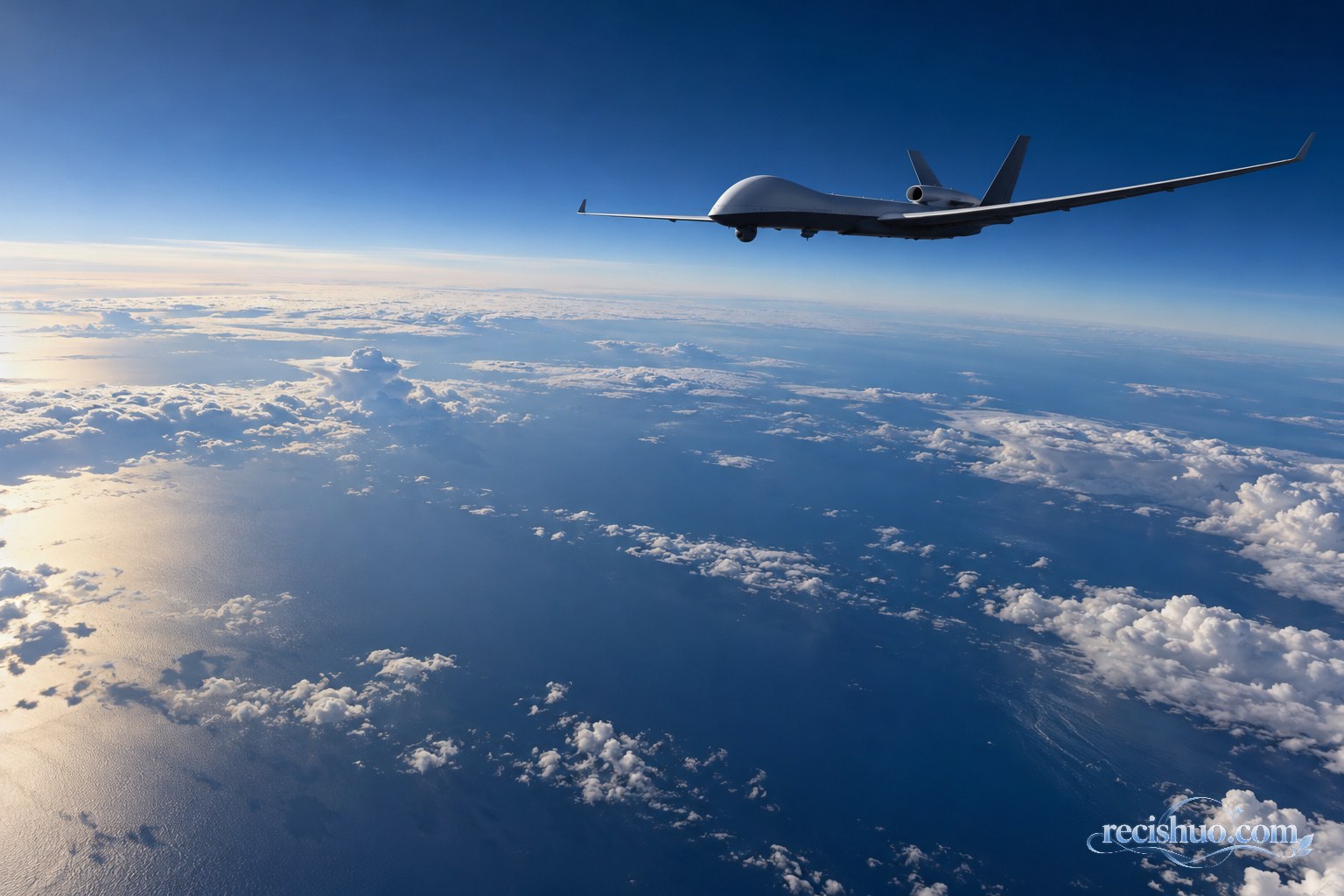 高空长航时无人机飞行在西太平洋云层上方的编辑概念图