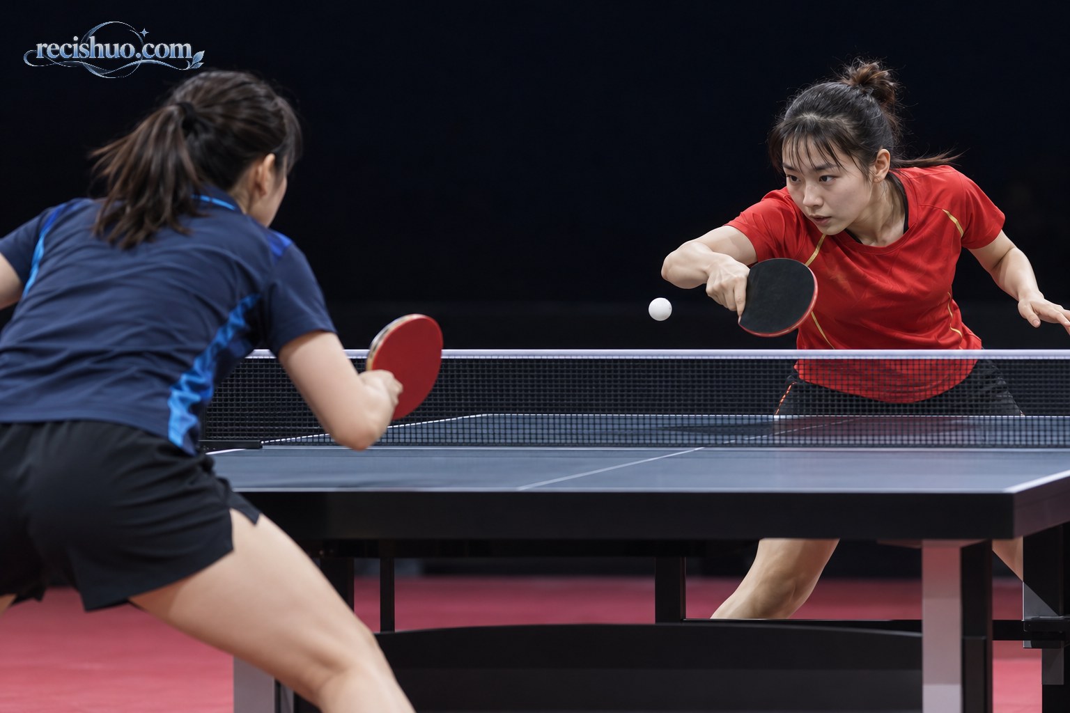 女子乒乓球运动员在近台发接发环节进行快速较量