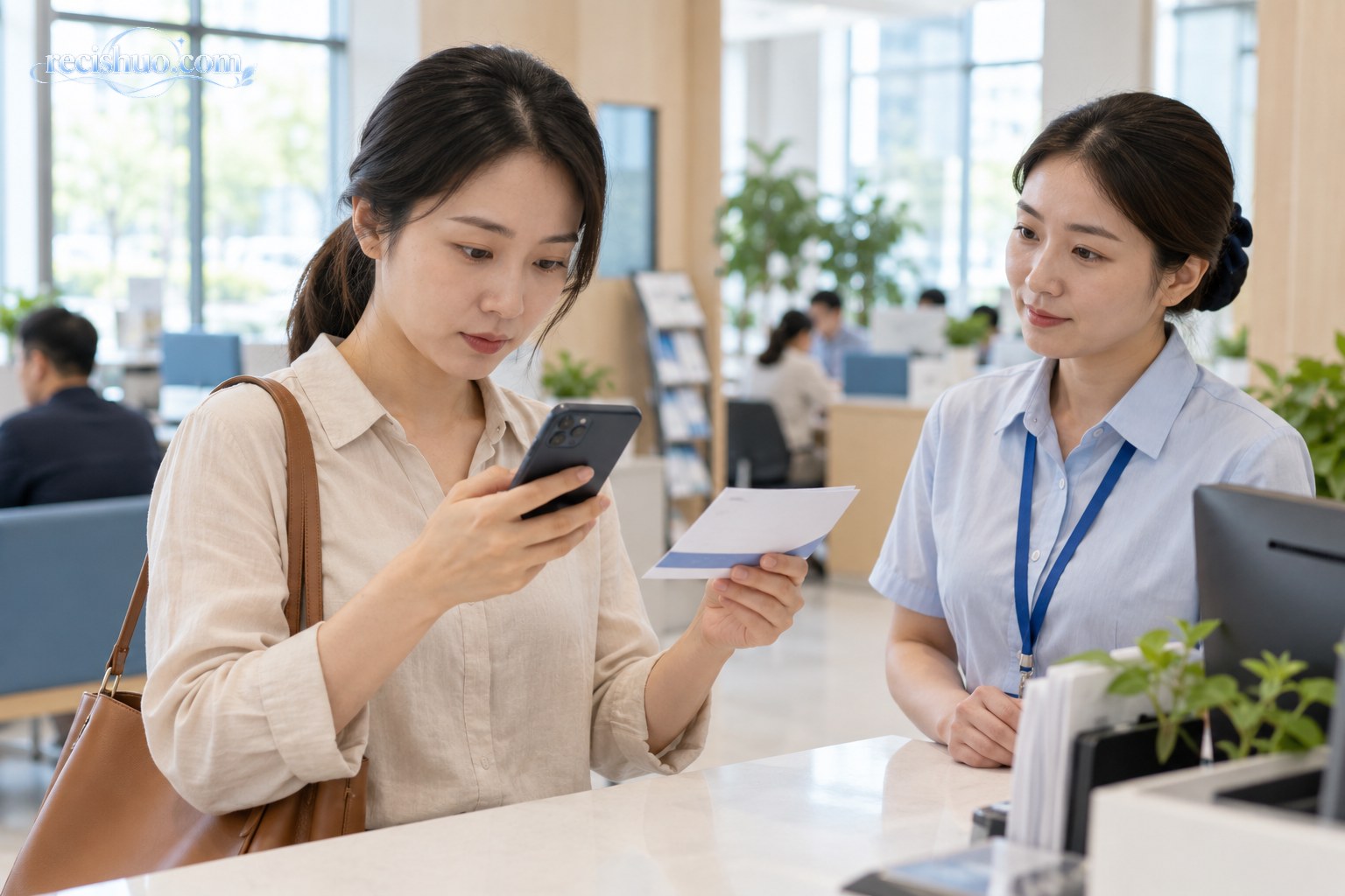办事人在服务窗口对照材料核验手机来电信息