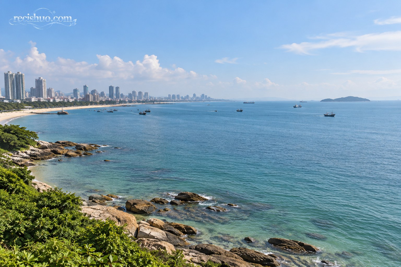 广西北海城市海岸与平静海面的自然景观