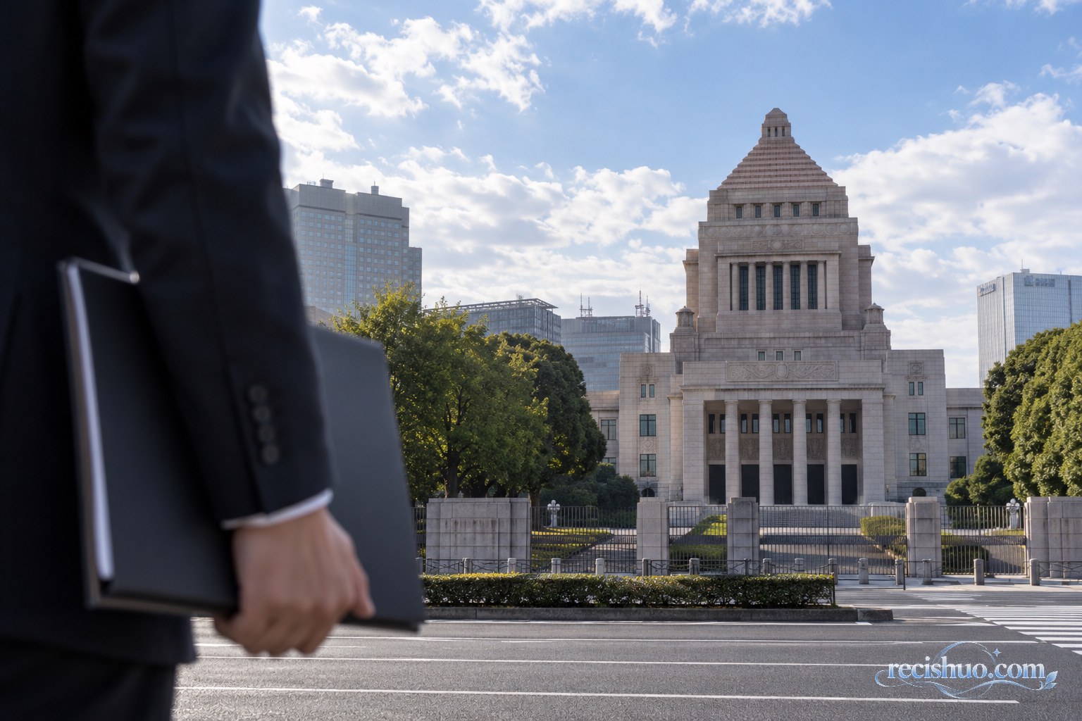 日本国会建筑前摆放白色菊花的肃穆纪念场景