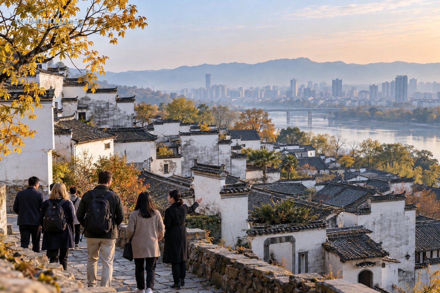 访问团在秋日徽派建筑与现代城市相接的景观中参观交流