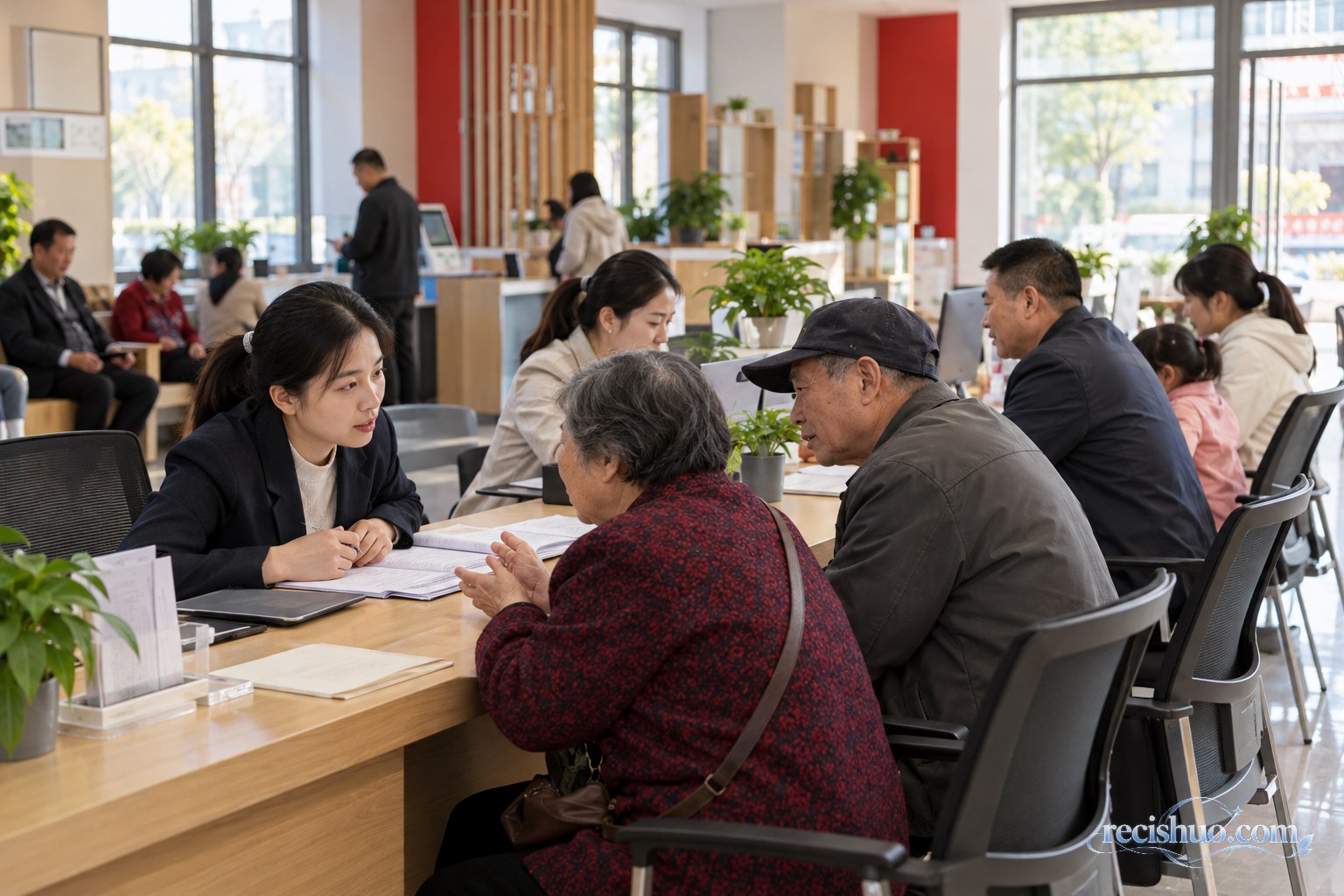 社区公共服务大厅内工作人员耐心倾听居民诉求