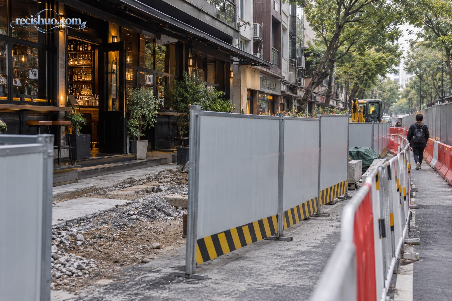 临街餐饮门店入口受到道路施工围挡影响
