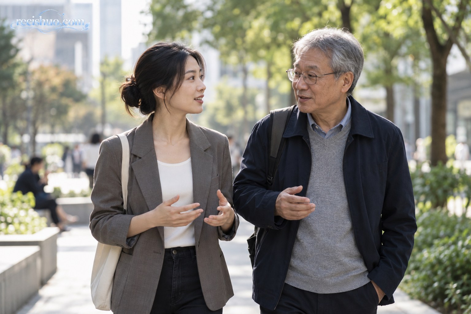 年轻职场人与年长者在城市公共空间平等交谈