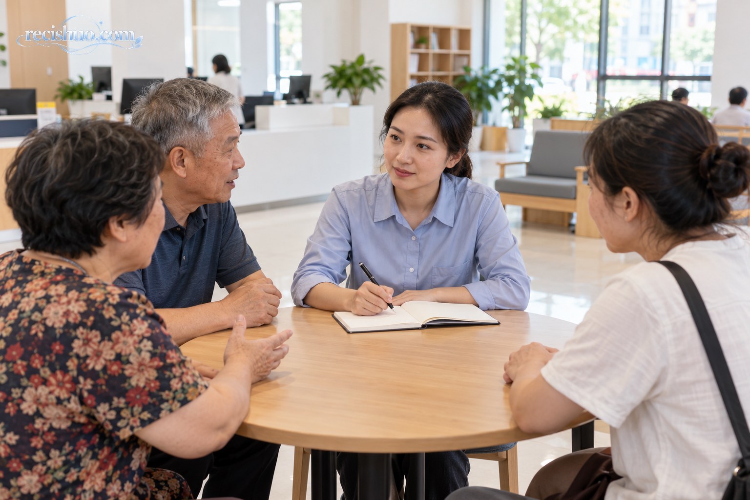 社区工作人员在便民服务空间认真听取居民意见并做记录