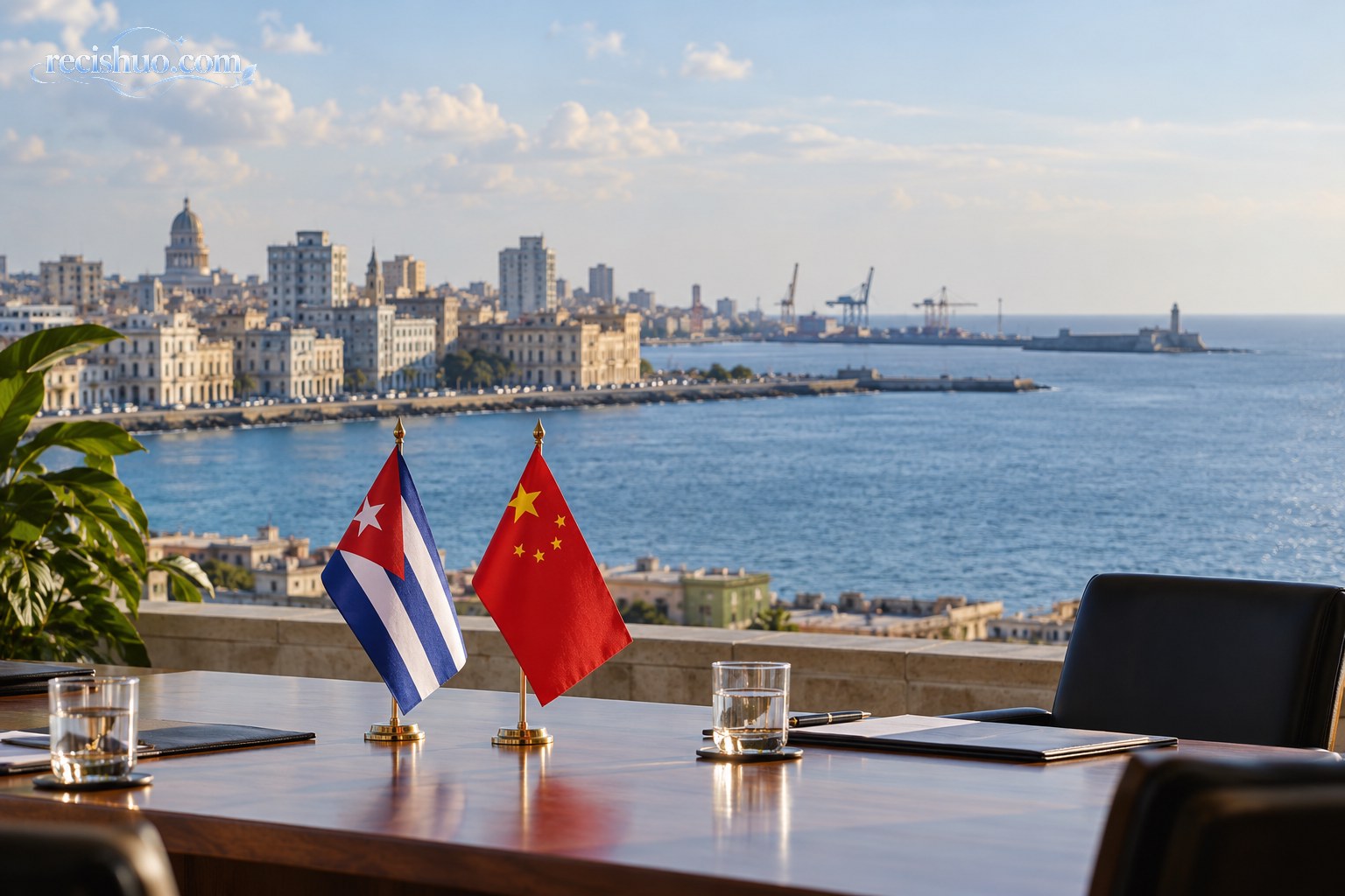 哈瓦那海滨城市与摆放中古两国桌旗的外交会议桌