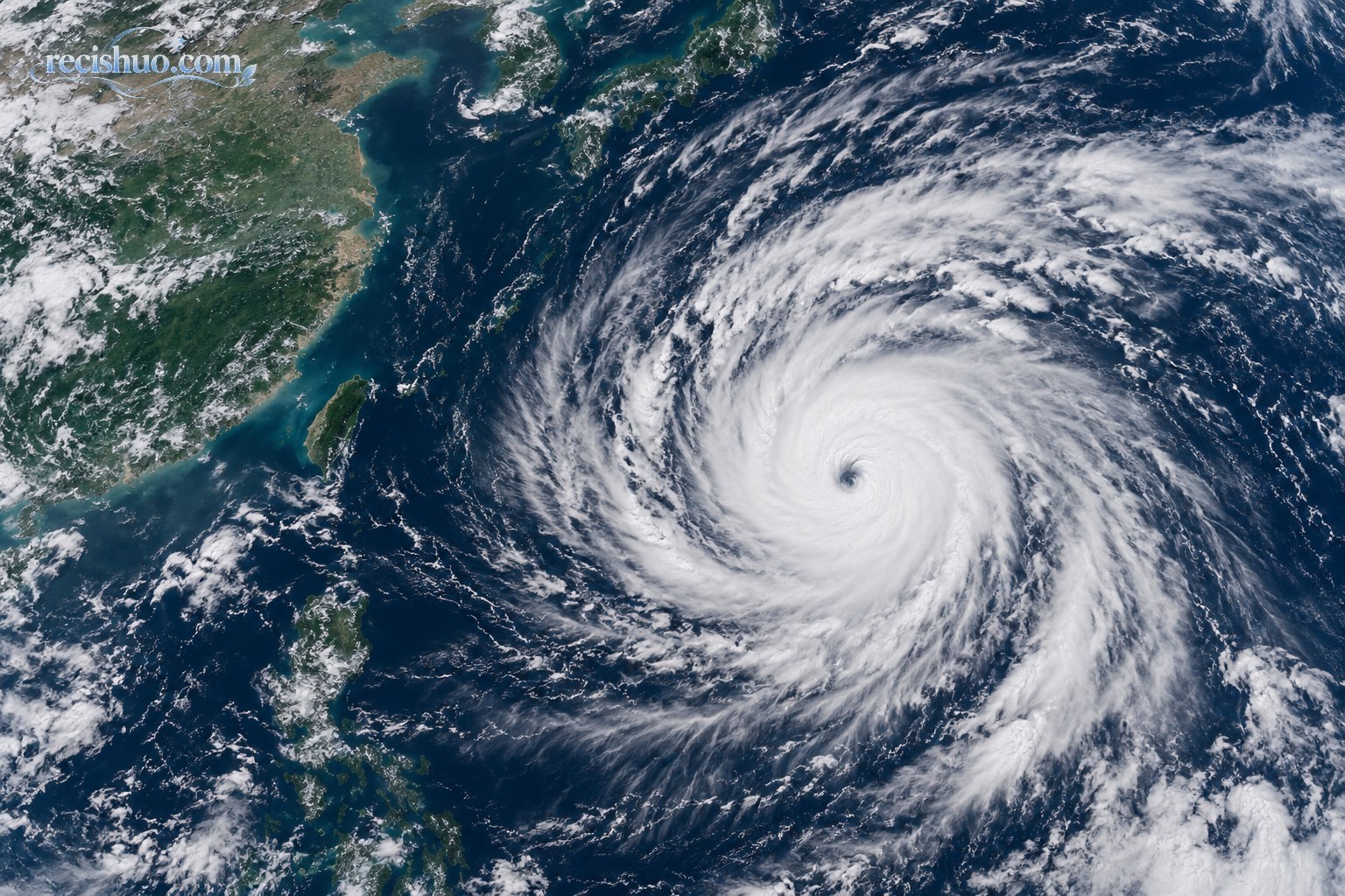 西北太平洋上结构清晰的巨大台风云系与中国东部沿海俯瞰景象