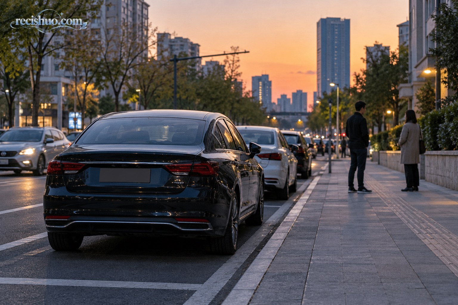 暮色城市街道旁停放着轿车，两名成年人在远处平静沟通