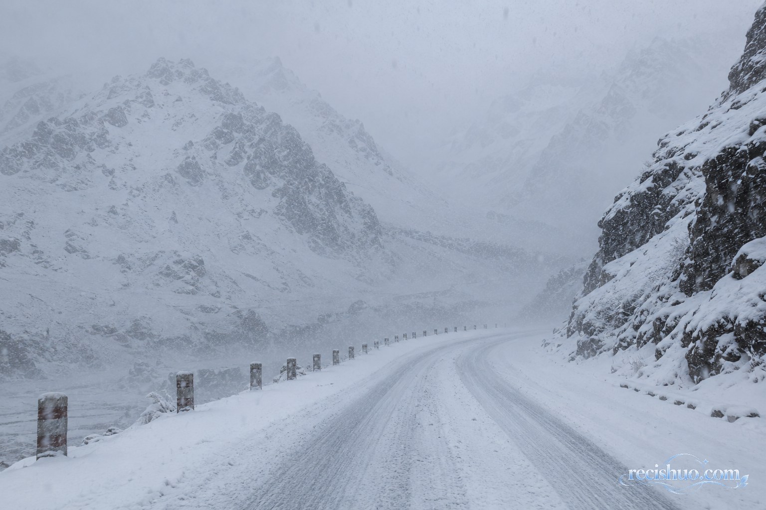 西藏南部高海拔山口公路遭遇强降雪,积雪覆盖路面并降低能见度