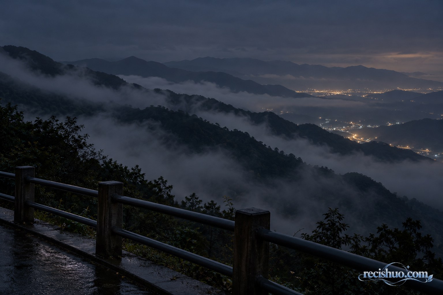 夜色中山脊与贴山云雾层叠交错的远景