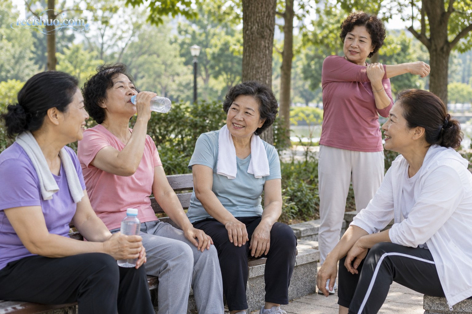 中老年女性在公园活动后补水拉伸并围坐交流