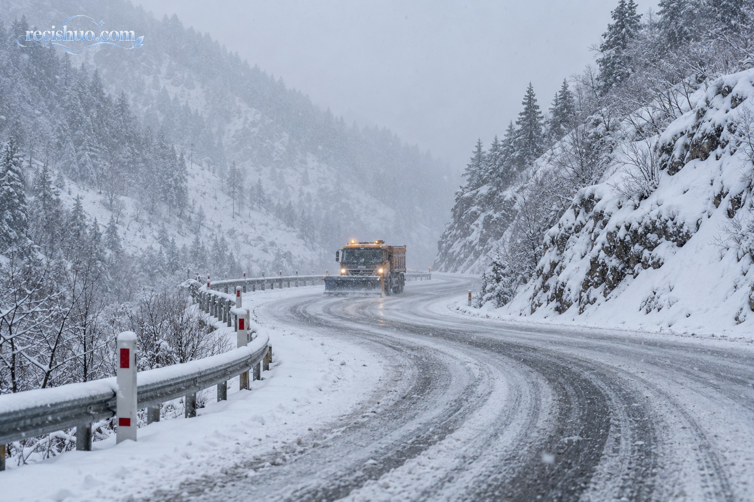 持续降雪中道路养护车辆缓慢驶过积雪盘山公路