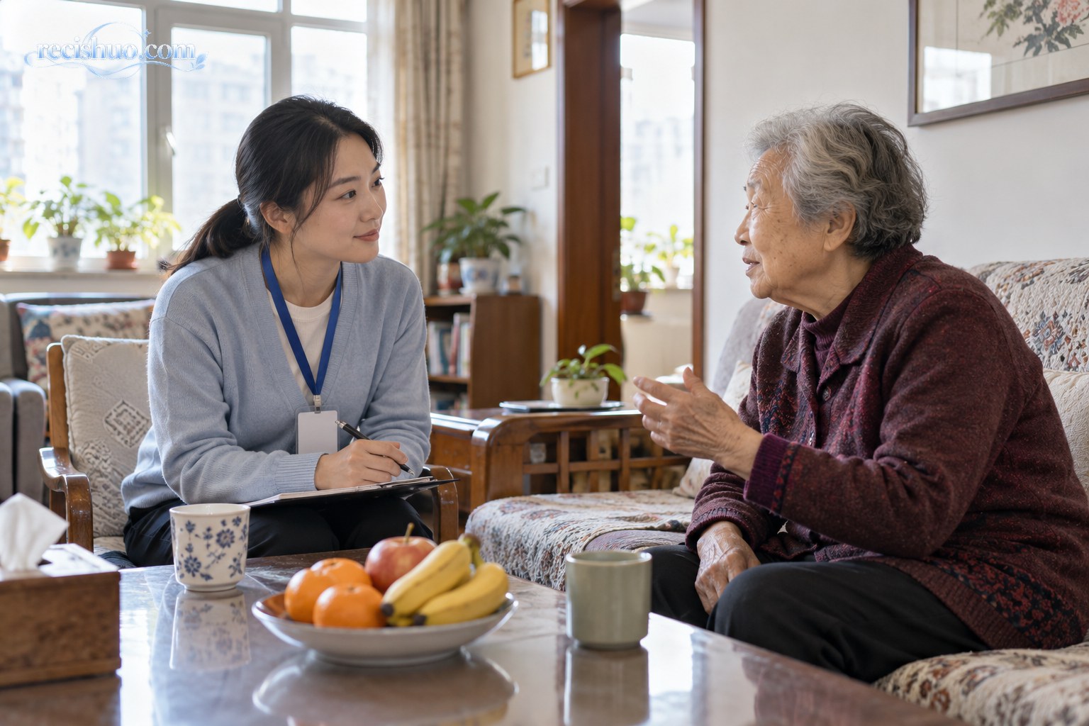 养老服务人员在老人家中进行日常探访并耐心倾听